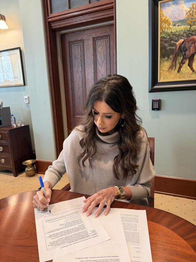 Trump destituye a Kristi Noem como secretaria de Seguridad Nacional, pero le da otro puesto