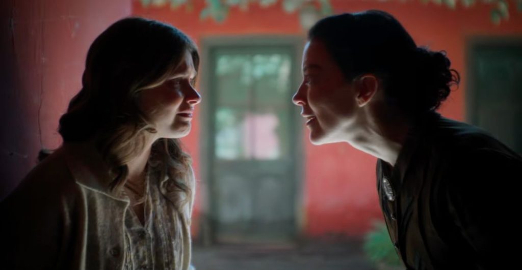 Nicole Wallace y Fernanda Castillo en 'La casa de los espíritus'