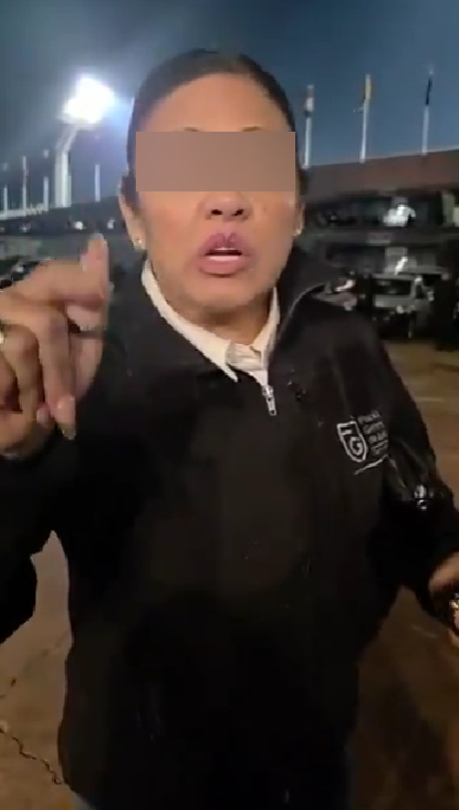 Suspenden a funcionaria apodada ‘Lady Pepitas’ por insultar a policía en CU