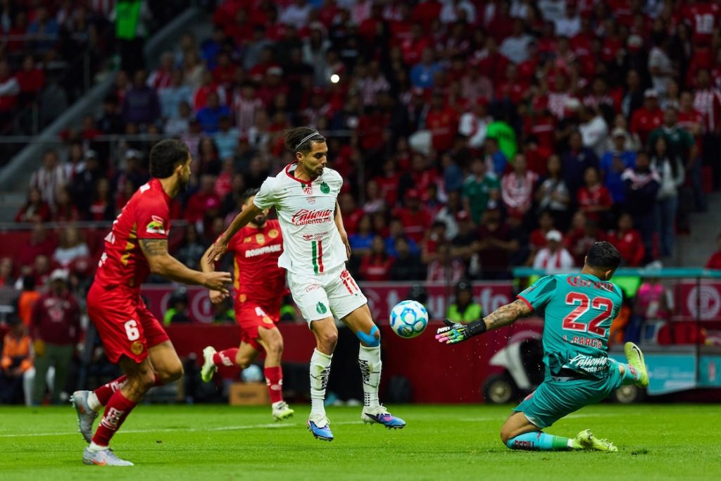 Luis García hizo un atajadón ante Chivas