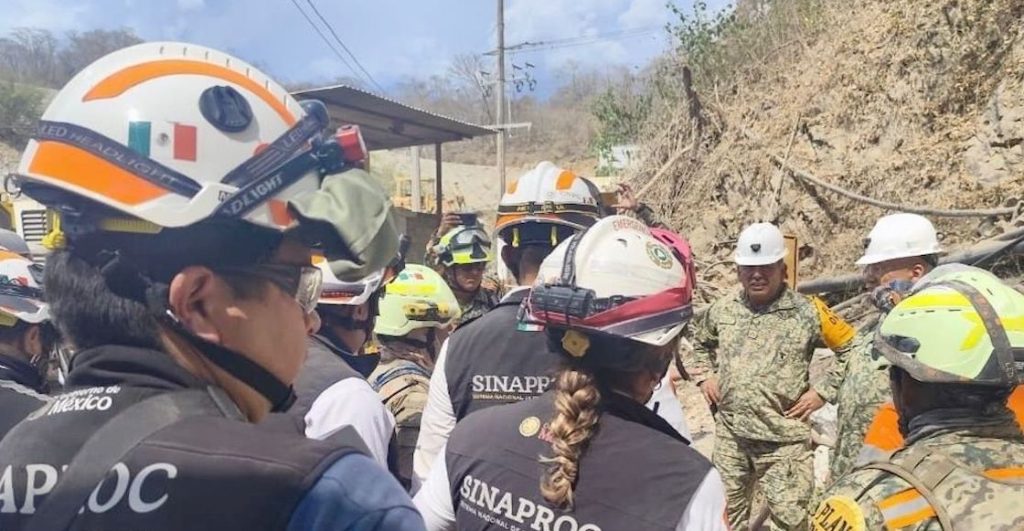 Rescatan a uno de los trabajadores atrapados en mina de Sinaloa