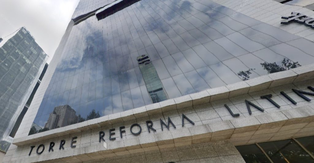 Mujer muere tras caer desde el balcón de la Torre Reforma Latino