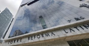 Mujer muere tras caer desde el balcón de la Torre Reforma Latino