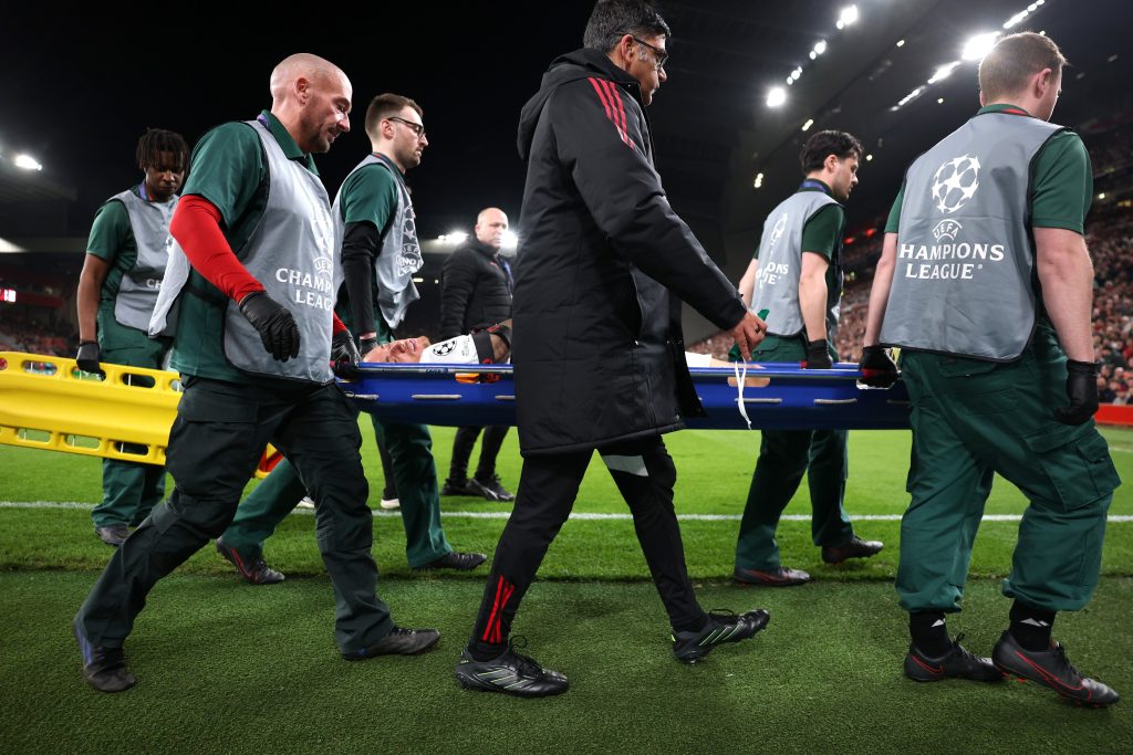 Noa Lang, retirado en camilla