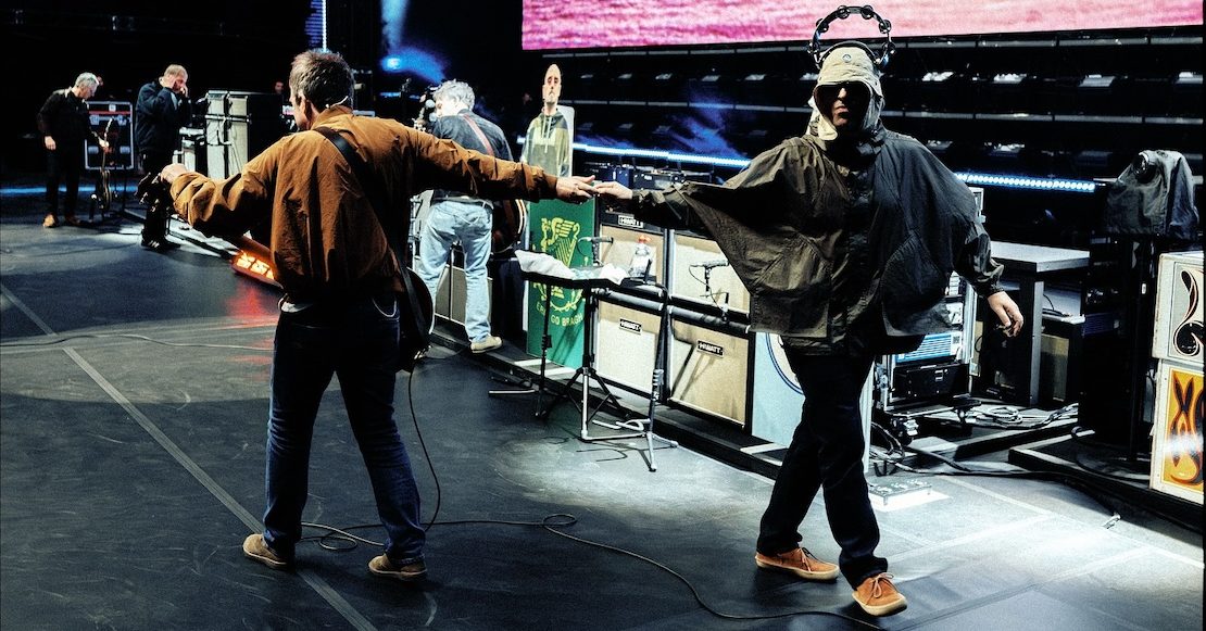 Oasis se une a ‘HELP (2)’ con versión en vivo de “Acquiesce”… ¡grabada en Wembley!