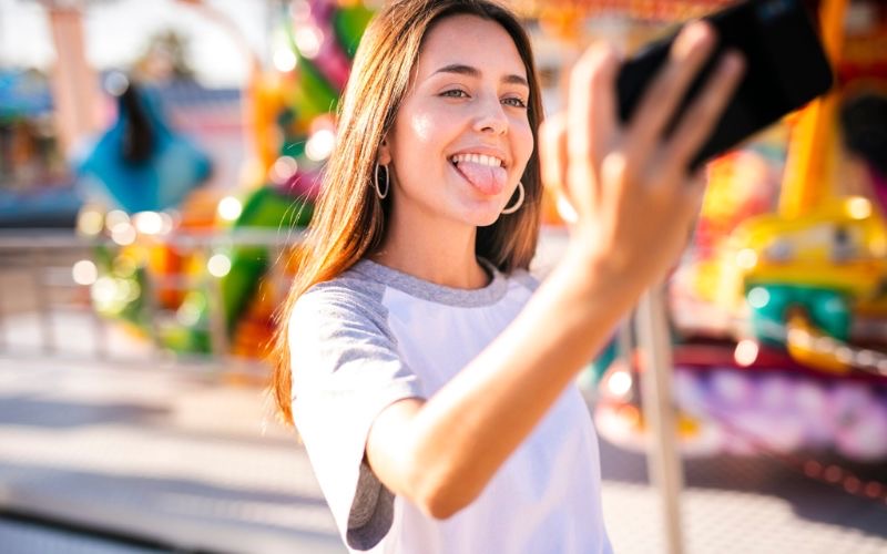 persona feliz tomando selfie