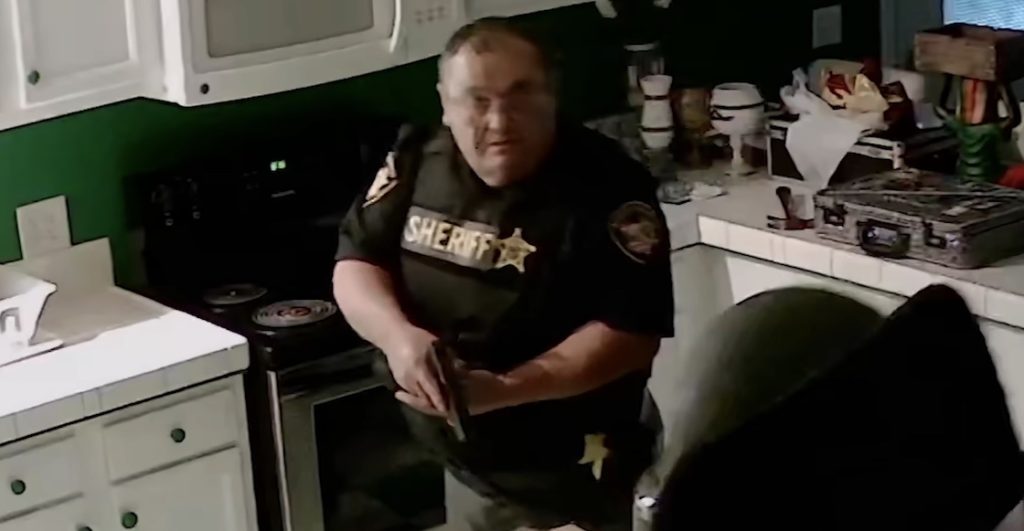 Policía captado por videovigilancia de Afroman