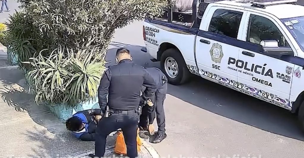 Suspenden a policía tras aparecer en video golpeando a un joven en Coyoacán