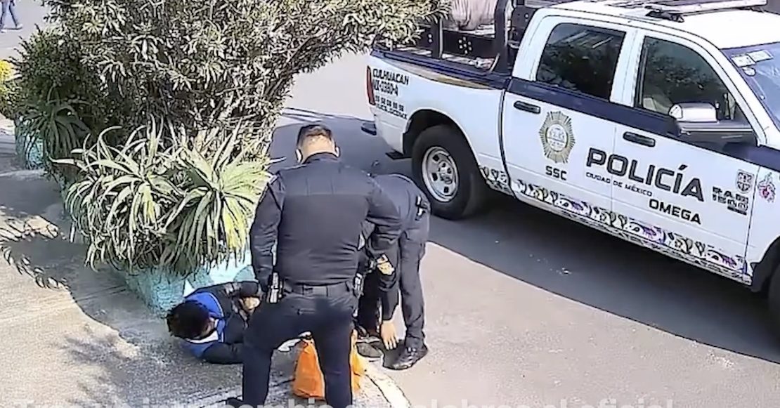 Suspenderán a policía tras aparecer en video golpeando a un joven en Coyoacán