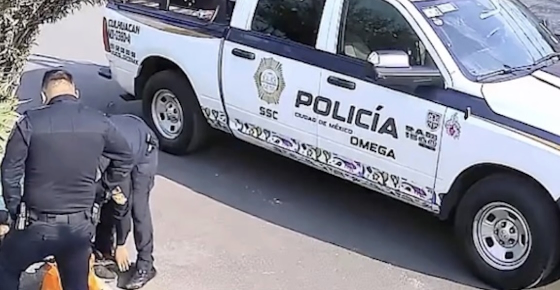 Suspenderán a policía tras aparecer en video golpeando a un joven en Coyoacán