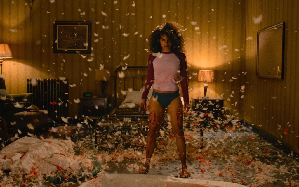 Zazie Beetz como Asia en 'Te van a matar'