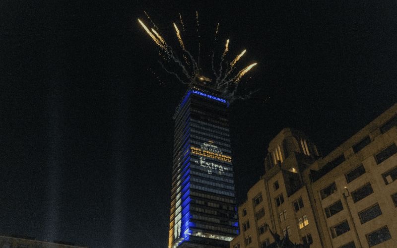 torre latino de noche