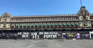 Blindarán con vallas Palacio Nacional ante marcha del 8M: “Para proteger a las mismas mujeres”