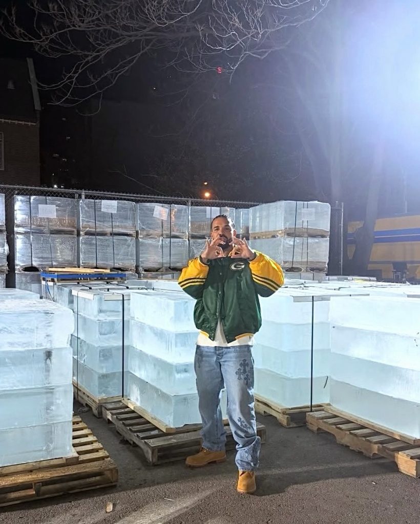 Drake posa entre grandes bloques de hielo como parte de la promoción de ICEMAN.
