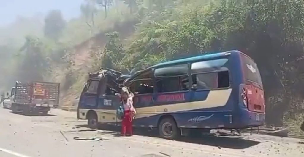 Ataque con bomba en carretera de Colombia prende alertas y deja múltiples víctimas