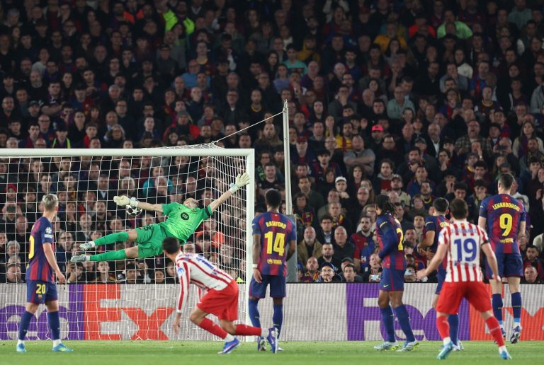 ¿Por qué se 'ignoró' la mano de Pubill en el Barcelona vs Atlético de ...