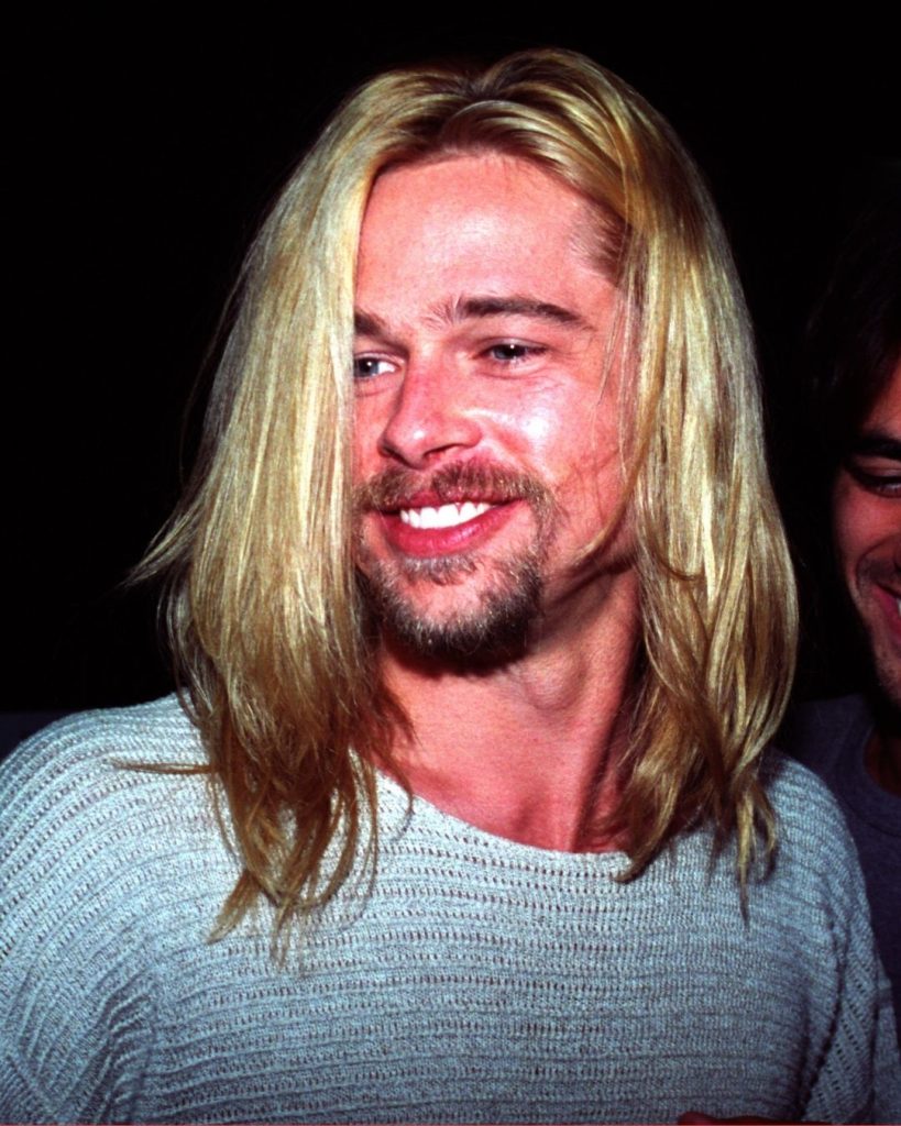 Brad Pitt con el cabello largo en los 90
