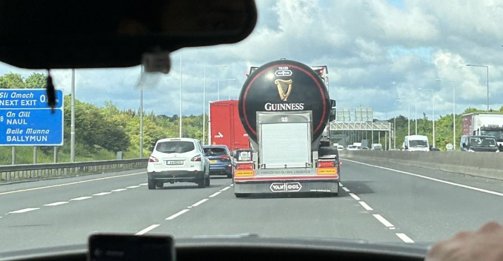 Lo primero que vi saliendo del aeropuerto en Irlanda fue un camión de cerveza