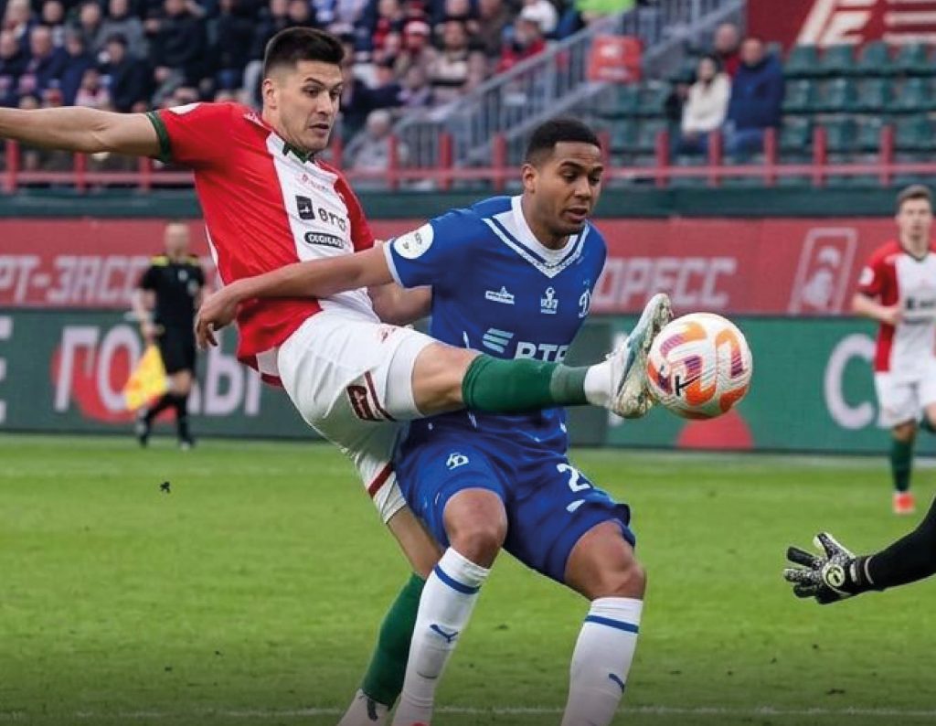 César Montes al momento de puntear el balón