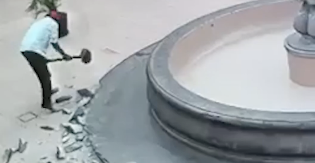 Destruye fuente pero policías no lo detienen... pensaban que hacía mantenimiento