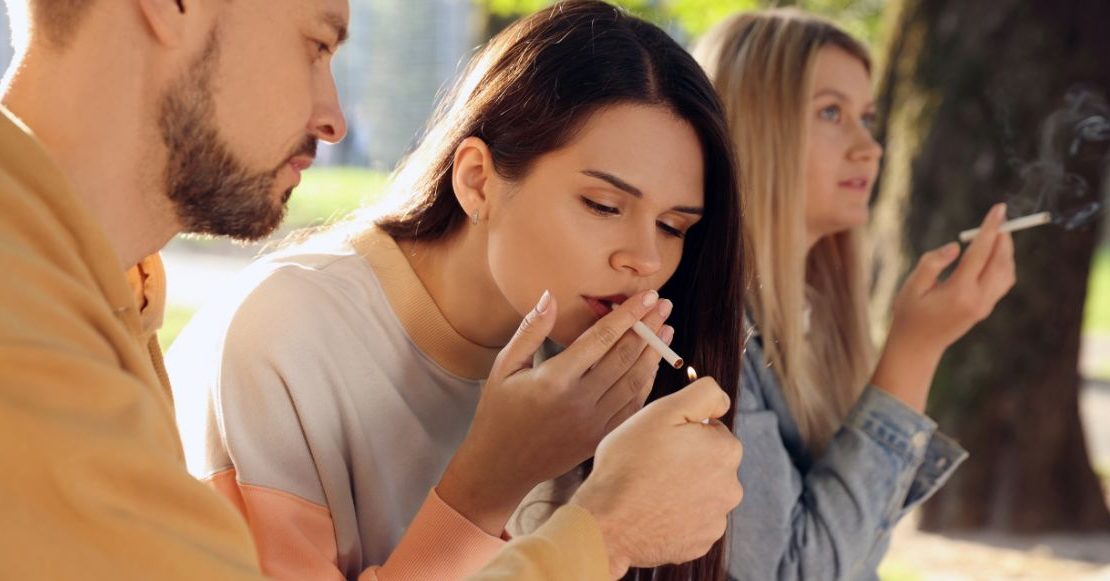 ¿De verdad los nacidos después de 2008 no podrán fumar en Reino Unido? Así funciona la ley