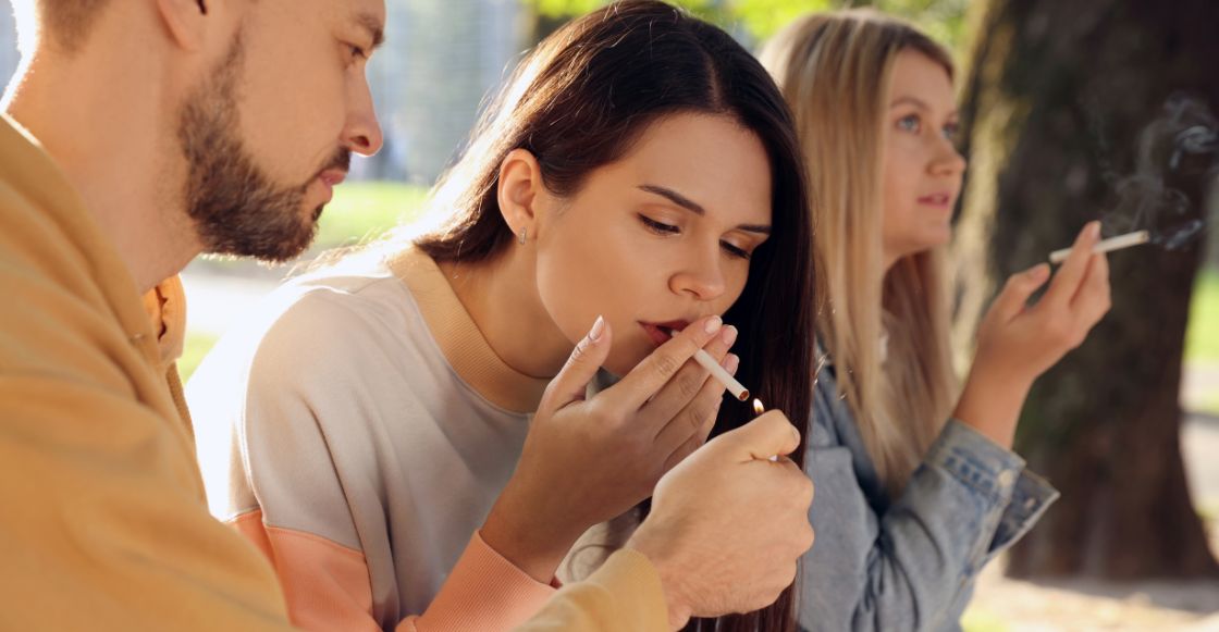 ¿De verdad los nacidos después de 2008 no podrán fumar en Reino Unido? Así funciona la ley