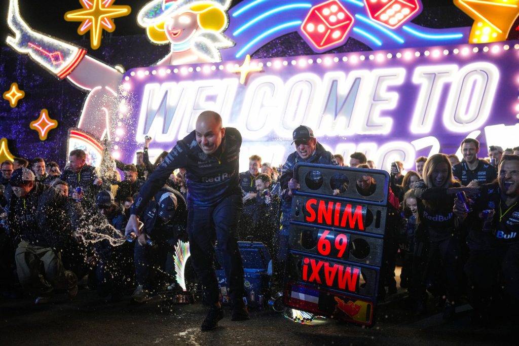 Gianpiero Lambiase y Max Verstappen en Las Vegas