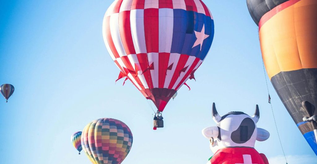 Revisión sorpresa en Teotihuacán deja suspendidos 3 establecimientos de globos aerostáticos