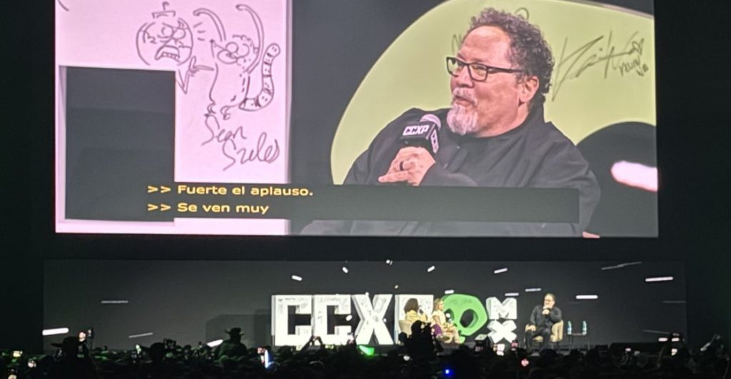 Jon Favreau en el panel de 'The Mandalorian and Grogu' en la CCXP México