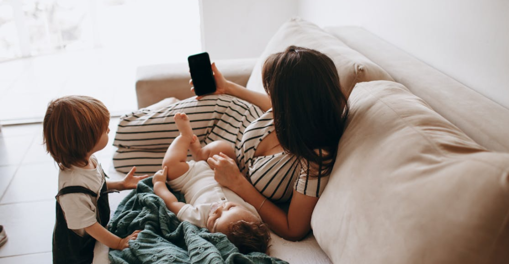 Estudio de INEGI revela que jóvenes tardan más en independizarse y tener hijos