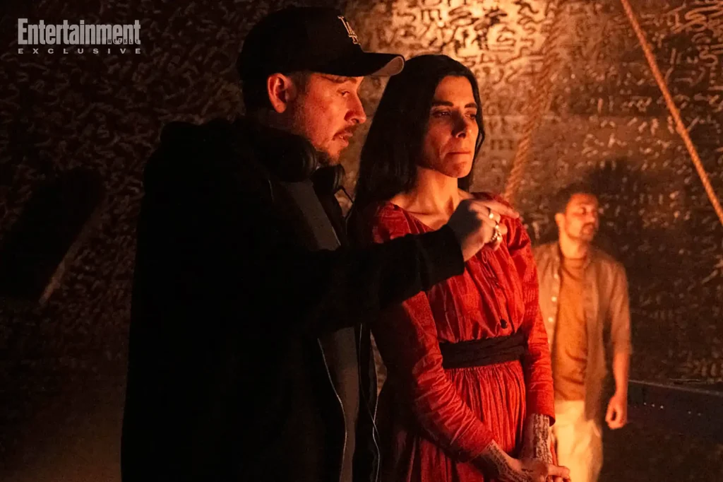 Imagen de Lee Cronin en el set de 'La posesión de la momia'
