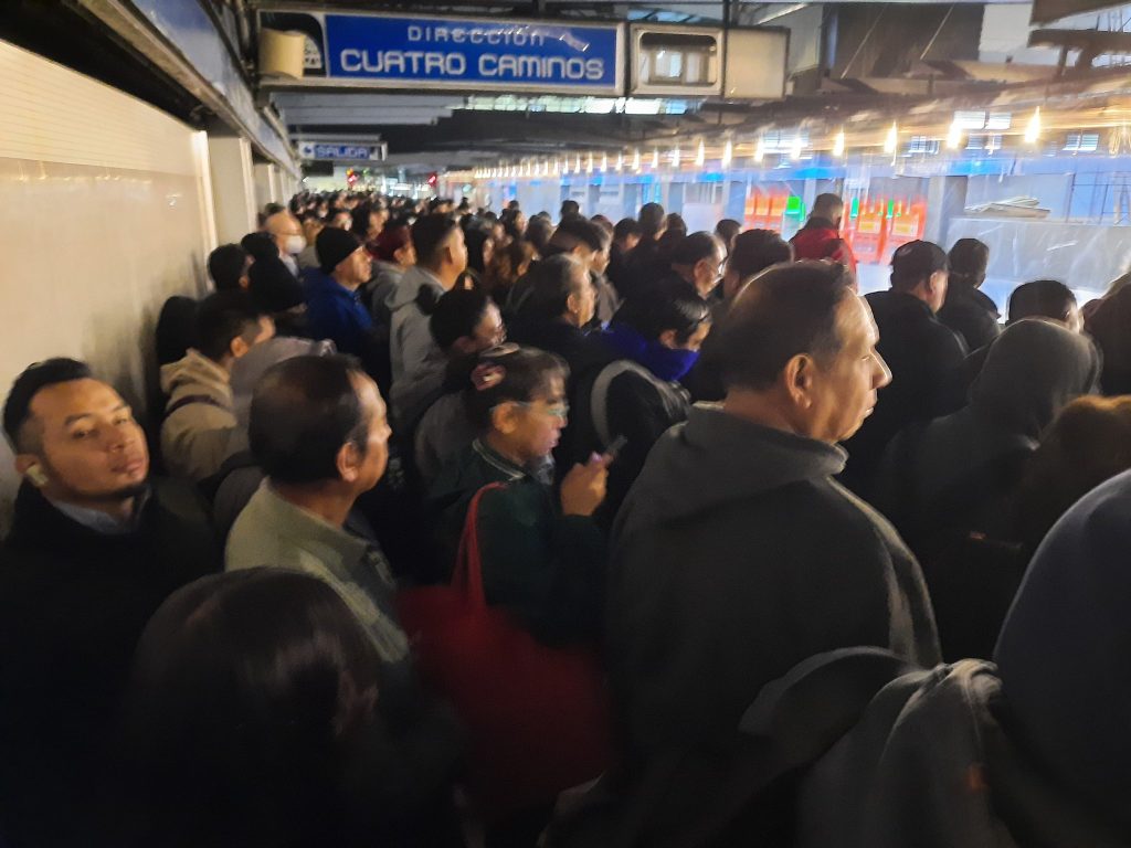 Metro CdMx en modo caos: escalera eléctrica deja 11 heridos, obras parecen “caverna” y Línea B colapsa