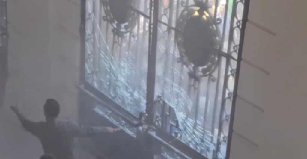 Sesión suspendida y tensión al máximo tras irrupción en el Congreso