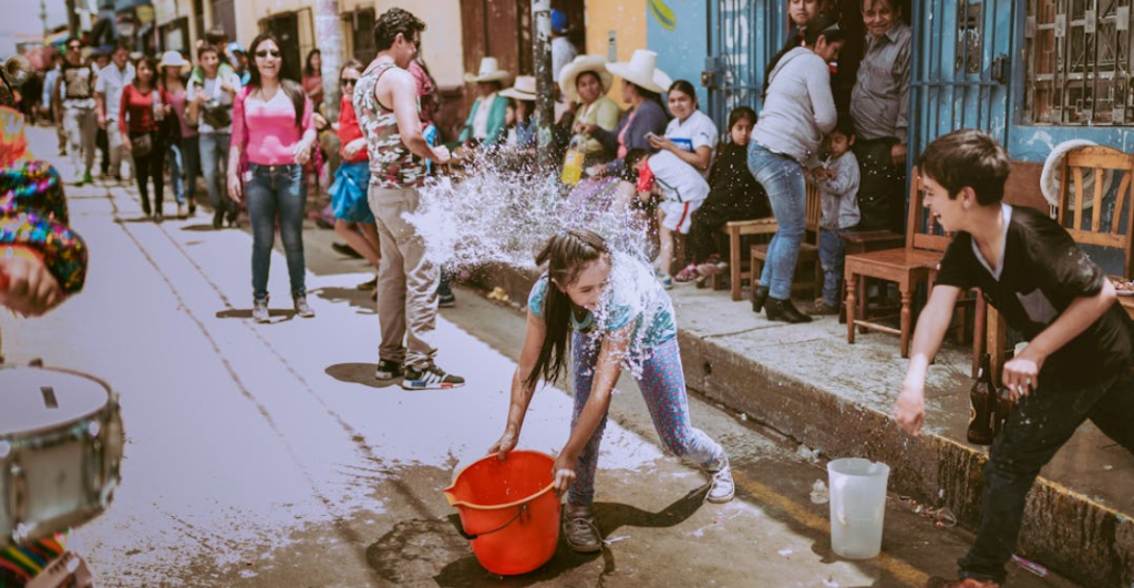 ¿Pensabas mojarte el Sábado de Gloria? ¡Ojo! Te podrías llevar una multa de hasta 35 mil pesos