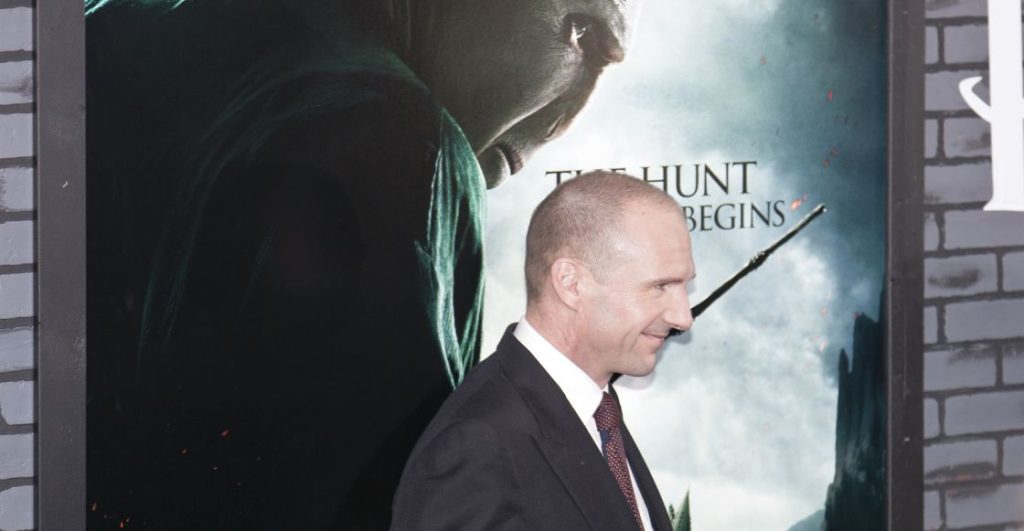 Ralph Fiennes en la premiere de Harry Potter 