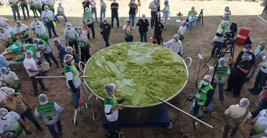Rompen récord en México con un guacamole gigante de casi 7 toneladas