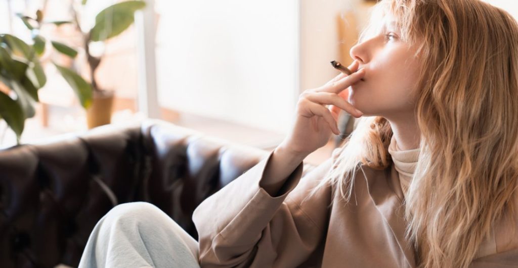 ¿De verdad los nacidos después de 2008 no podrán fumar en Reino Unido? Así funciona la ley