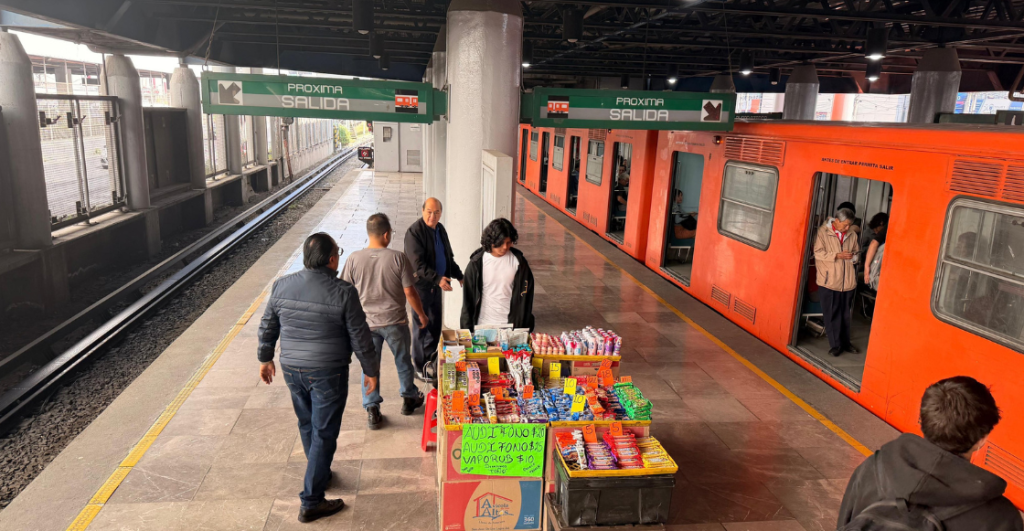 Se acabaron las galletitas en el vagón: Retiran a vendedores ambulantes de la Línea B del metro