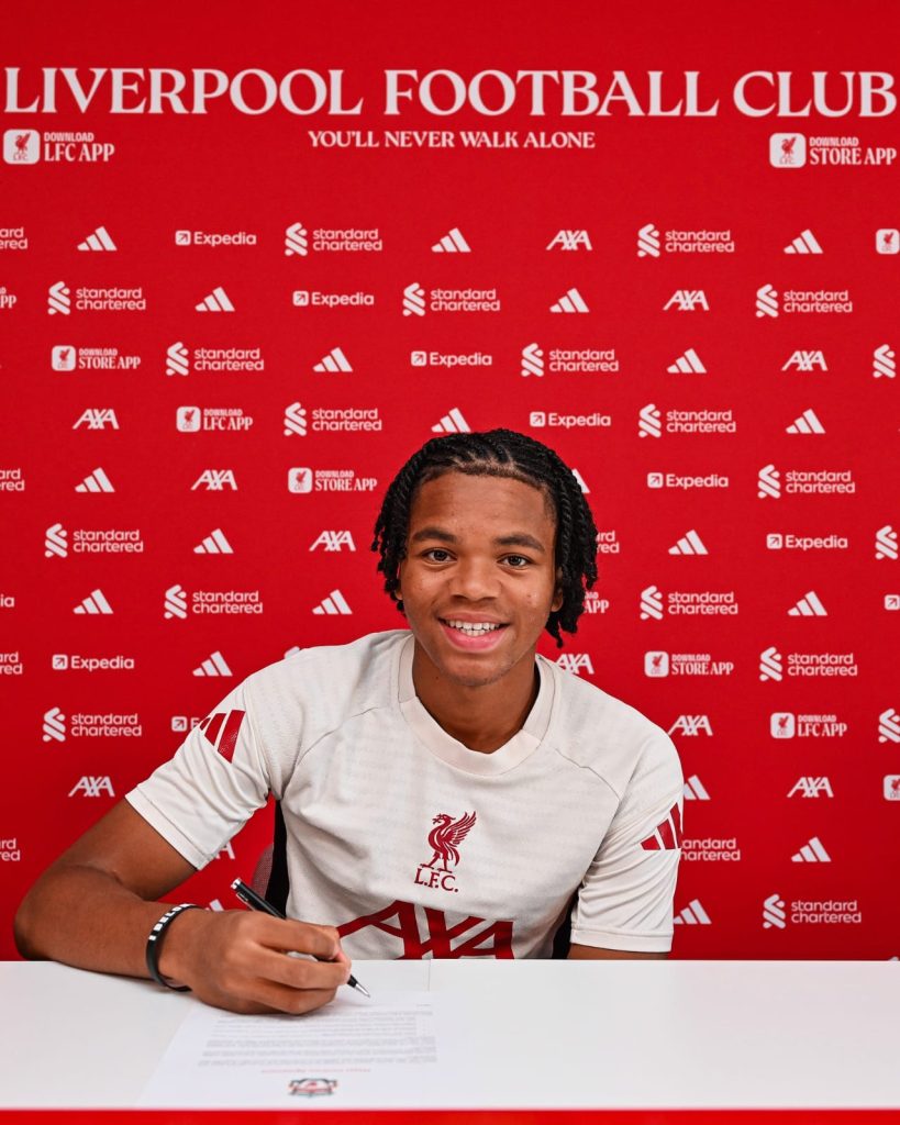 Rio Ngumoha, la joya hizo enojar al Chelsea y rompe récords con Liverpool