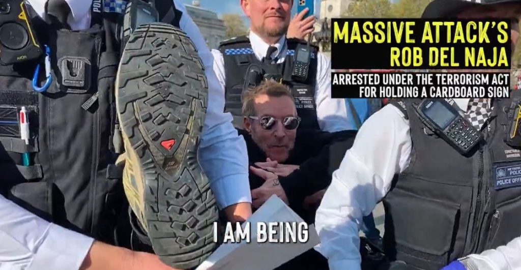 Detienen a integrante de Massive Attack en medio de manifestación pro Palestina