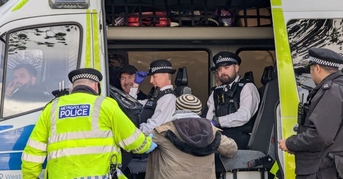 Detienen a integrante de Massive Attack en medio de manifestación pro Palestina