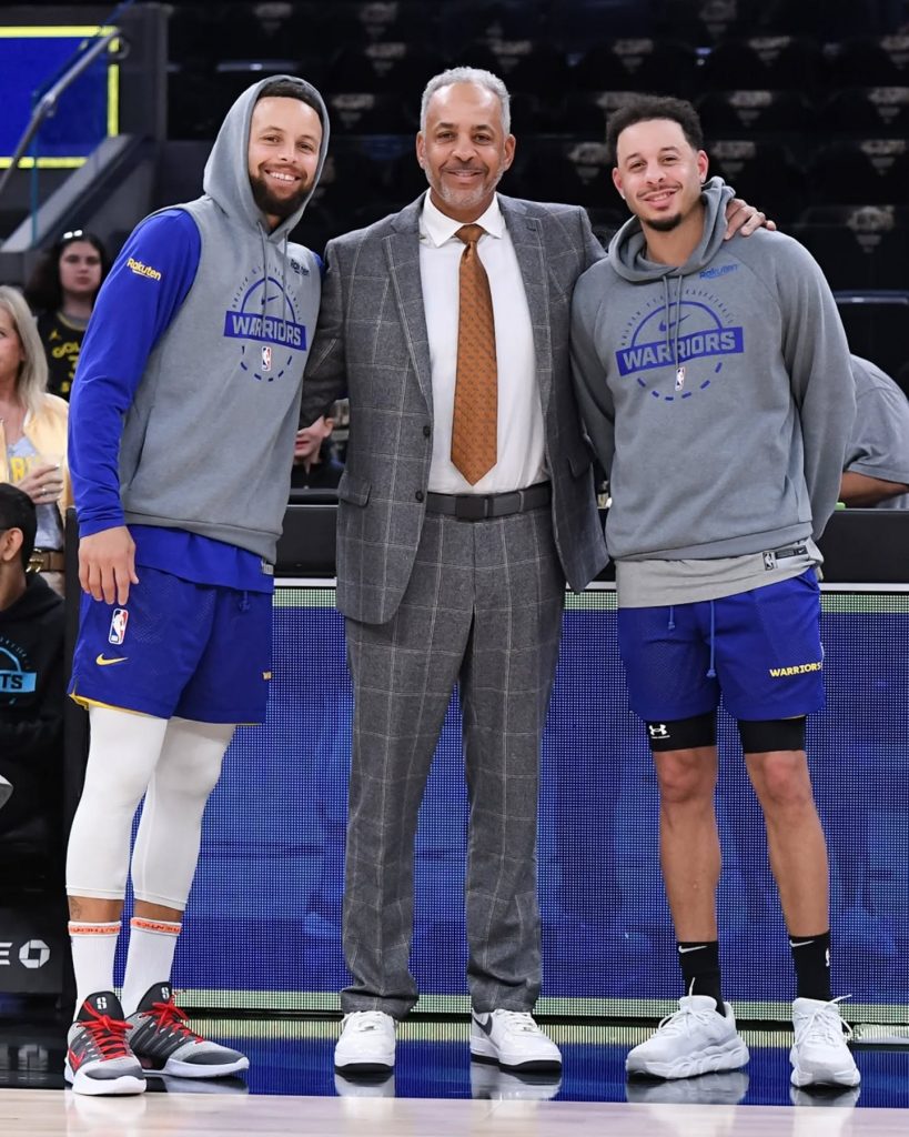 Stepehn Curry con su hermano y su padre