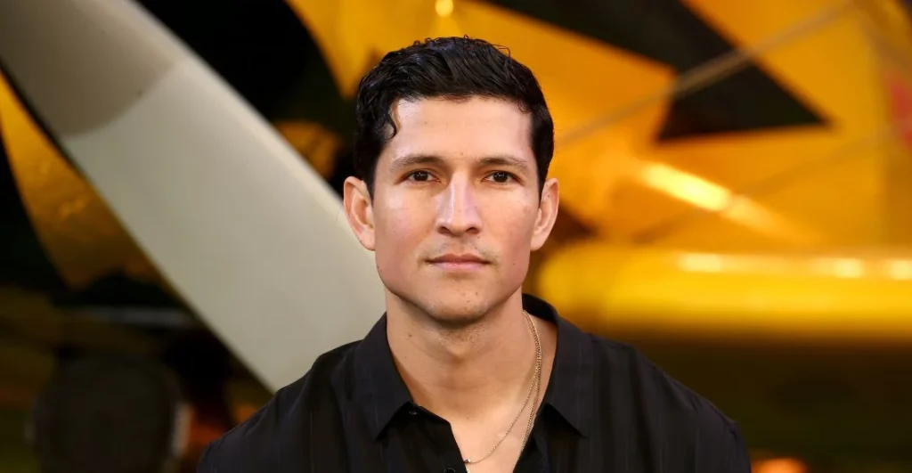 El actor Danny Ramírez también aparece en 'De noche'