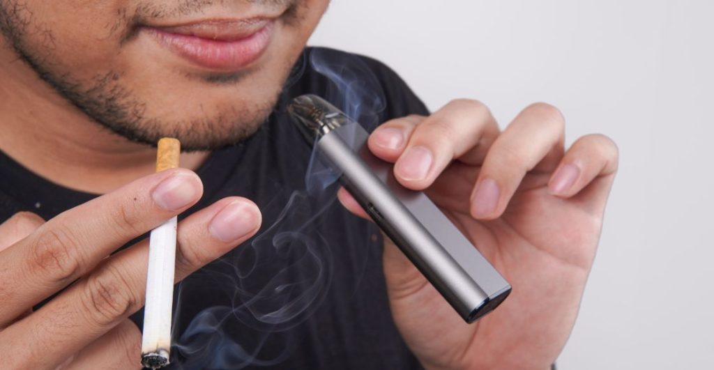 ¿De verdad los nacidos después de 2008 no podrán fumar en Reino Unido? Así funciona la ley