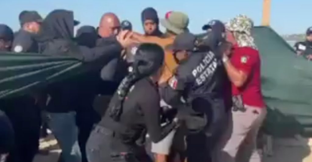 vecinos-protestan-intento-privatizacion-playa-las-cocinas-nayarit