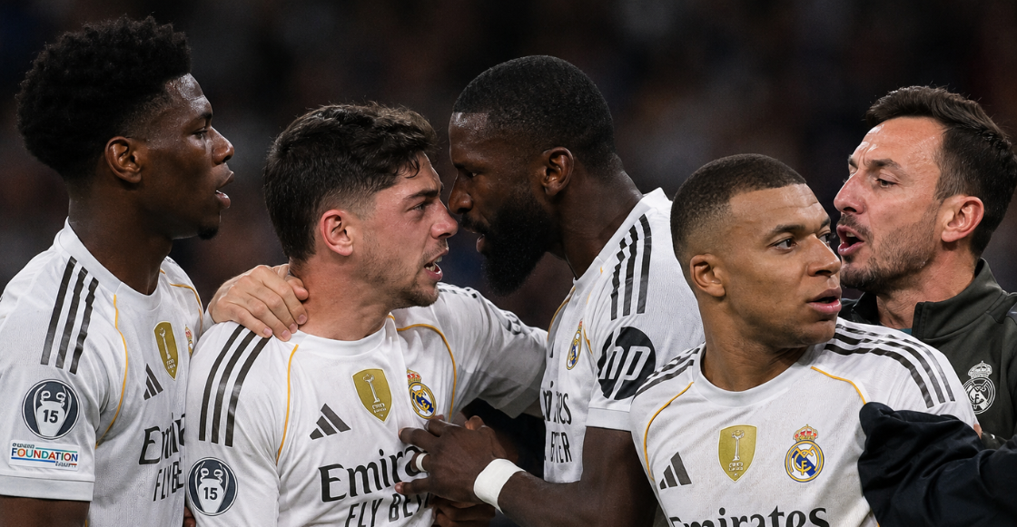 Imagen generada con IA que ilustra a futbolistas del Real Madrid en un momento de tensión interna previo al Clásico.