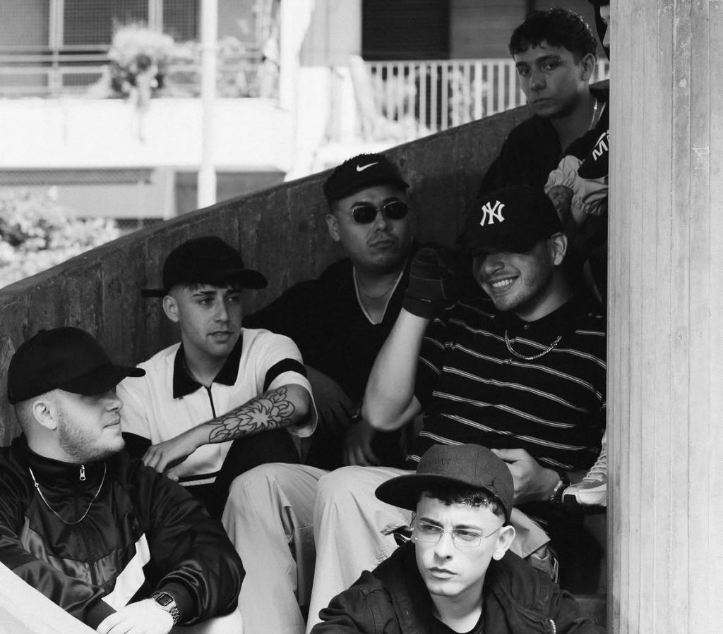 Integrantes del equipo de Trueno posan sentados en unas escaleras en una fotografía en blanco y negro compartida en Instagram.