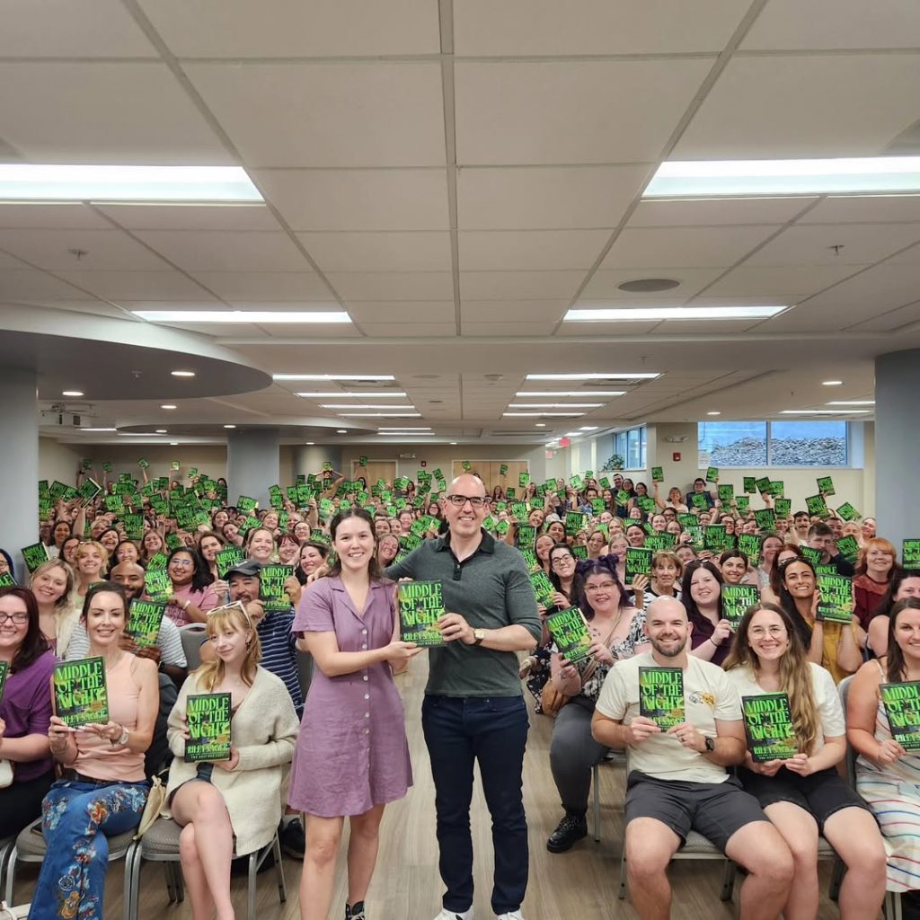 Riley Sager posa con lectores durante una presentación de Middle of the Night.