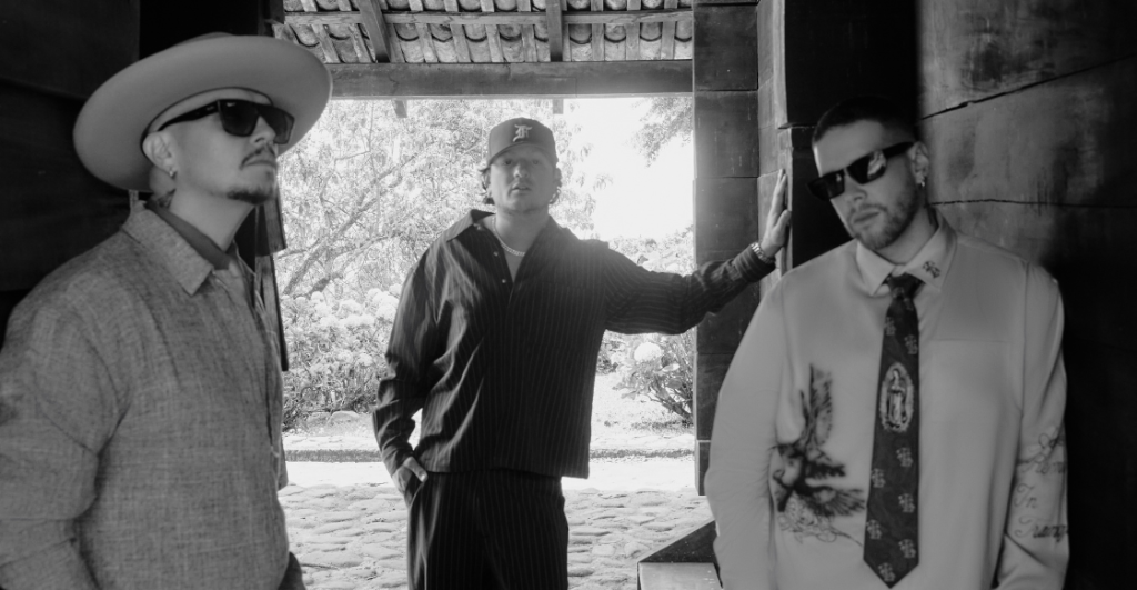 Integrantes de Piso 21 posando en blanco y negro en una locación rústica durante sesión promocional