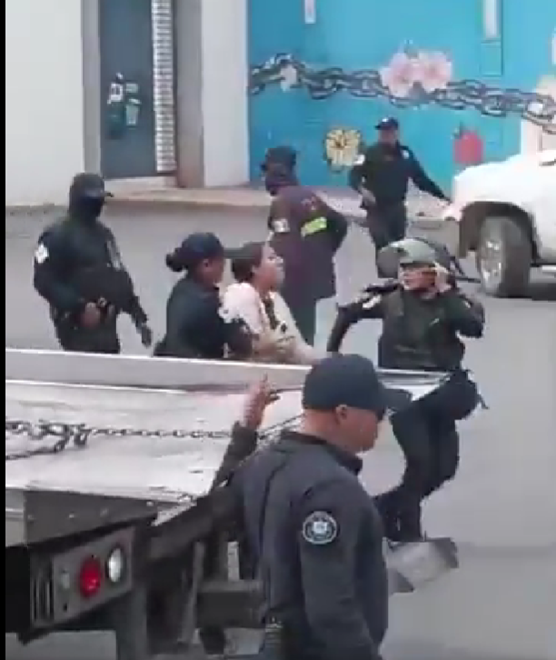 Policias reprimen a productores de frijol durante celebración del 10 de mayo en Zacatecas